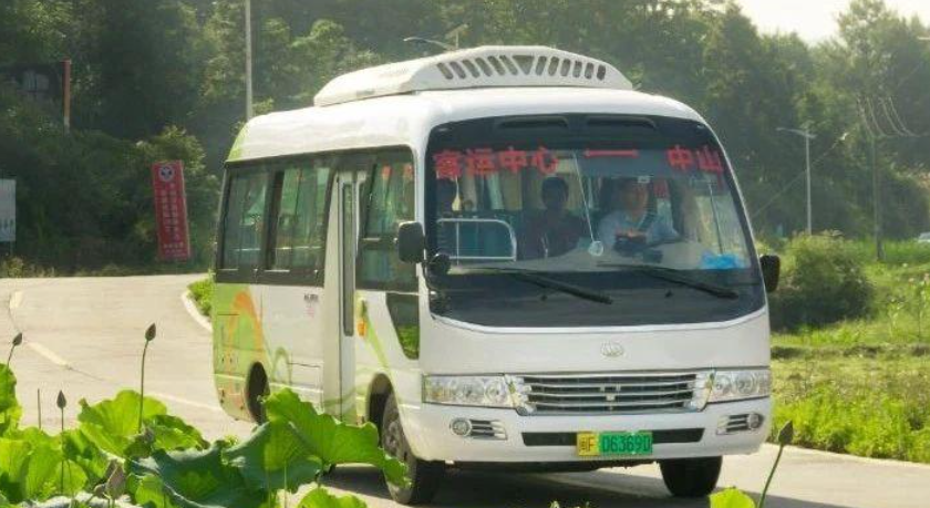 大巴车没翻红，但也没死，只是换了活法